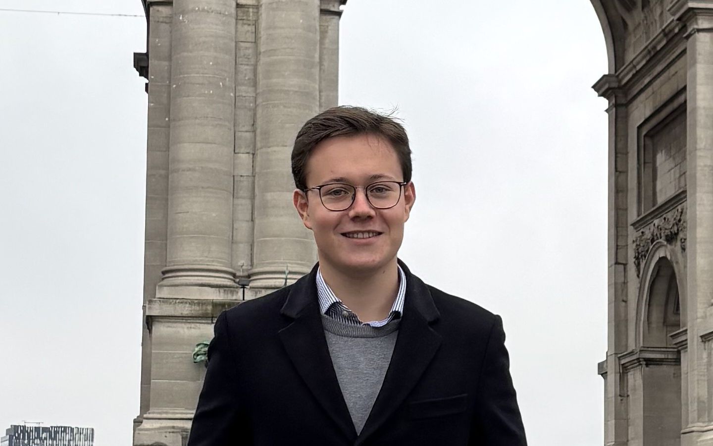 Leo Nikolaus Reitbauer vor den Säulen eines Triumphbogens