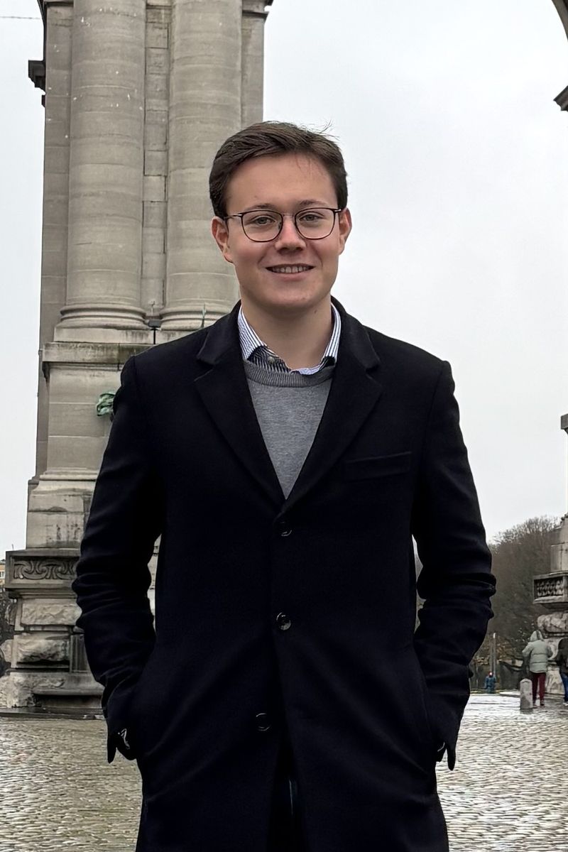 Leo Nikolaus Reitbauer zwischen hohen Steinsäulen