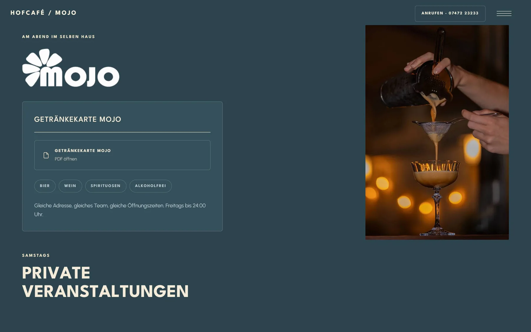 Die Bar Mojo im selben Haus: Getränkekarte und ein Barkeeper beim Mixen